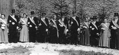 1953 – Königspaar Wilhelm Gelhaus und Anna Hetzler mit Hofstaat.