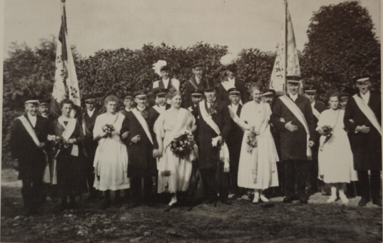 1922 – Erinnerungsfoto an das Schützenfest mit dem Königspaar Lunkenbein/Weber.