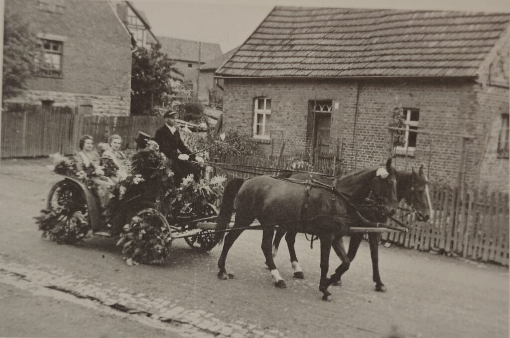 1951 – Festwagen mit Damen des Hofstaates. Im Hintergrund das ehemalige Wohnhaus von Fritz Hoffmann.