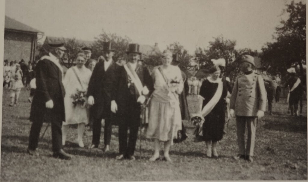 1928 – Königspaar Becker/Fricke mit Hofstaat.