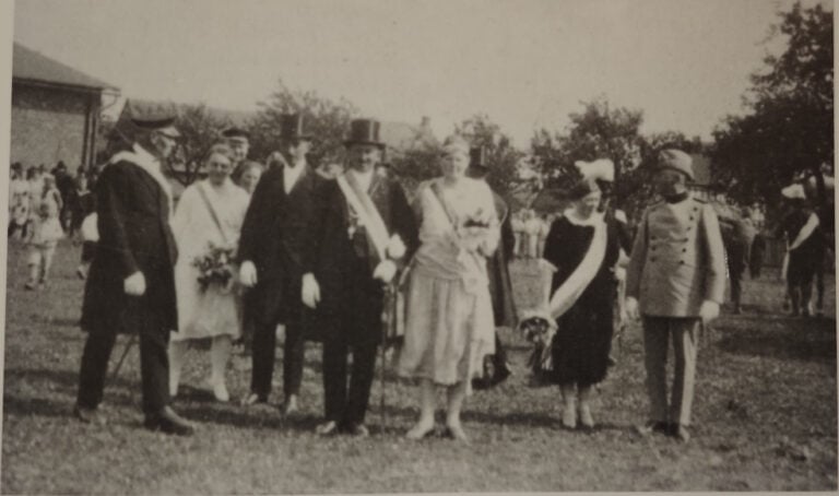 1928 – Königspaar Becker/Fricke mit Hofstaat.
