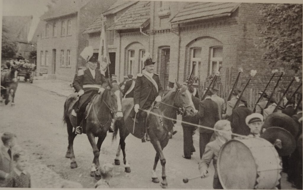 1951 – Festzug mit Oberst Wilhelm Dee und Adjutant Franz Fricke zu Pferde.