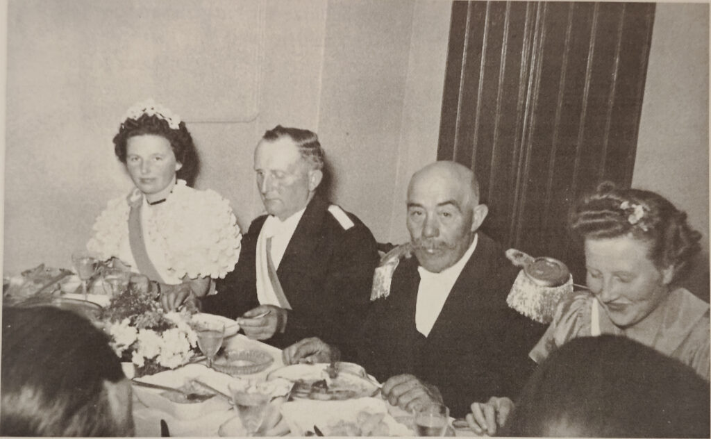 1959 – Am Königstisch.