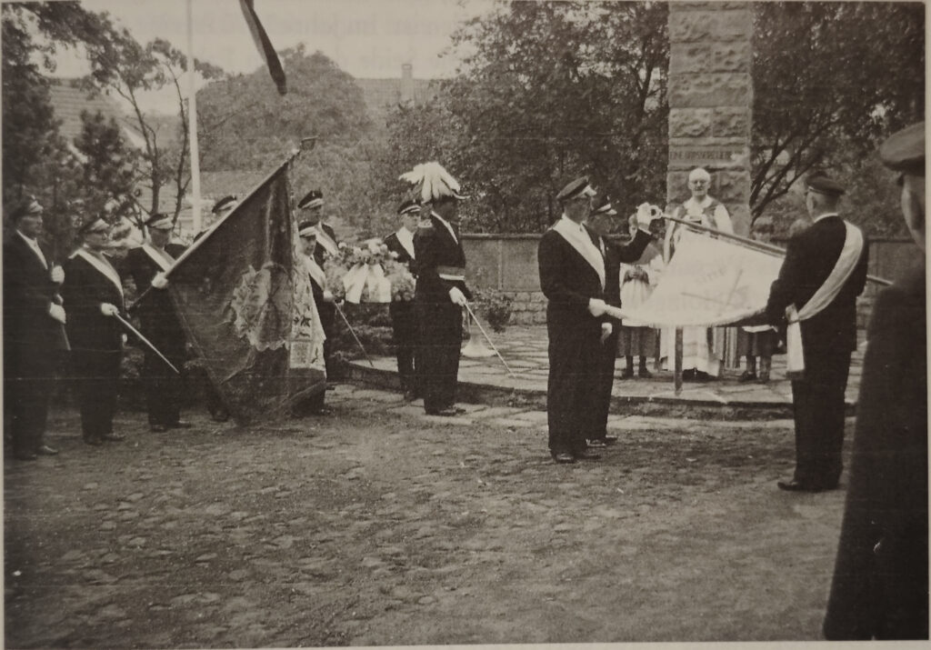 1970 – Traditionelle Gefallenenehrung mit Fahnenweihe.